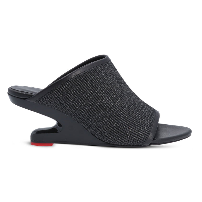 Floating Beauty Black