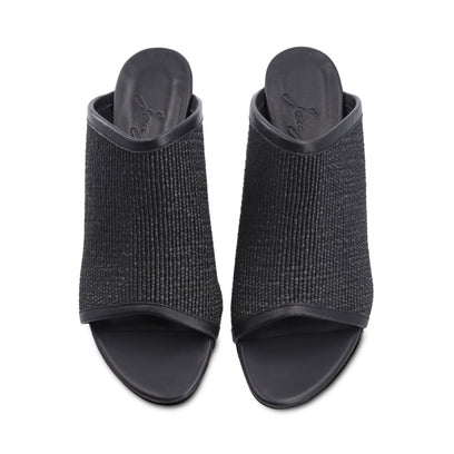 Floating Beauty Black